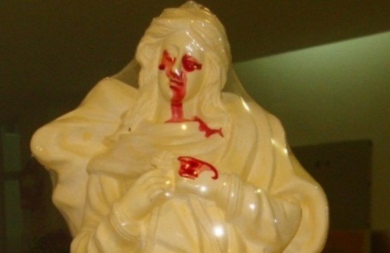 La imagen de la Virgen con lágrimas de sangre. (Luciano Aimar/Periódico El Expreso)