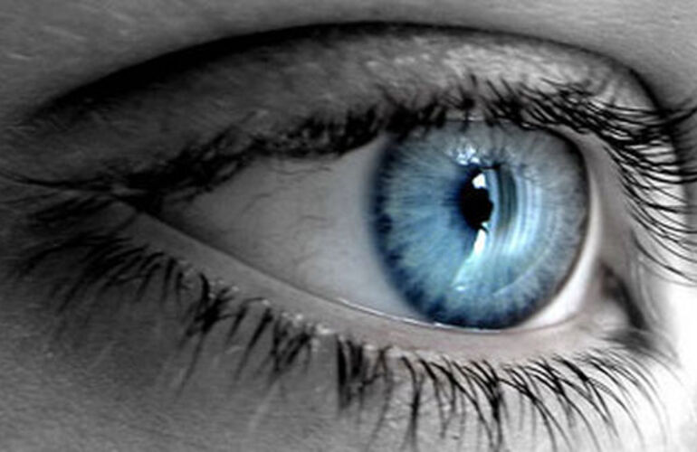 Imagen de Polémica: un láser vuelve azules tus ojos