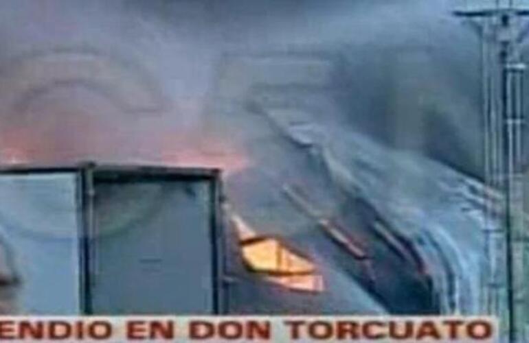 Imagen de Voraz incendio en una fábrica de Don Torcuato: hay 15 dotaciones de bomberos