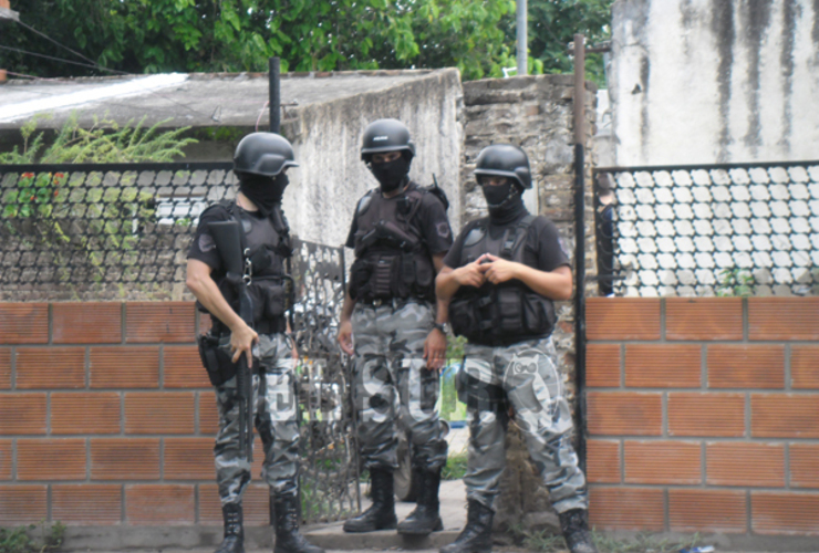 Hallaron cocaína y armas en una casa de San Miguel Arcángel