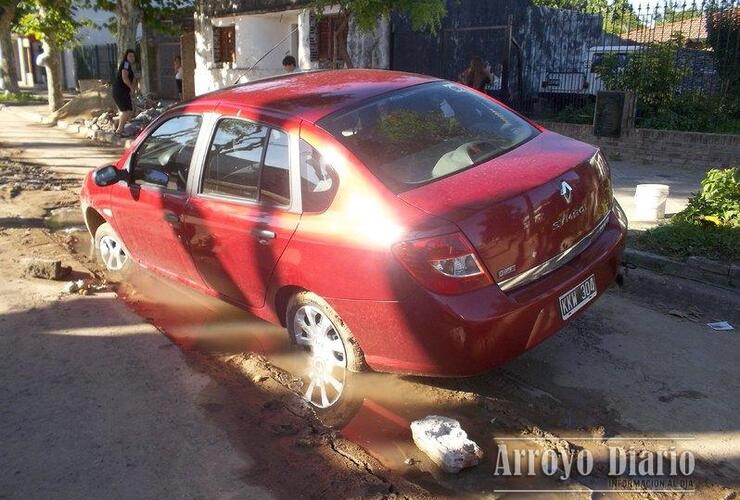 Imagen de Un automóvil cayó en un pozo