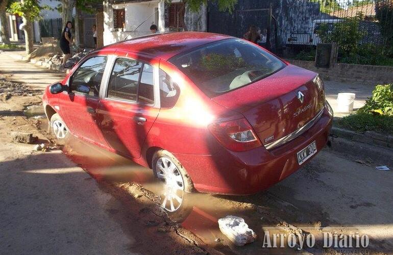 Imagen de Un automóvil cayó en un pozo