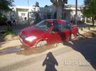 Imagen de Un automóvil cayó en un pozo