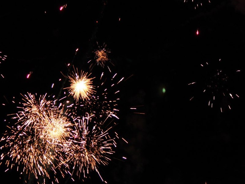 Los fuegos artificiales iluminaron el cielo