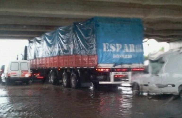 Imagen de Fuerte temporal azotó a Rosario, con granizo incluido