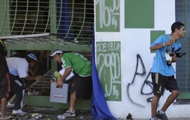 Varios jóvenes se llevan bebidas ayer en uno de los supermercados violentados. (Foto: E. Rodríguez Moreno)