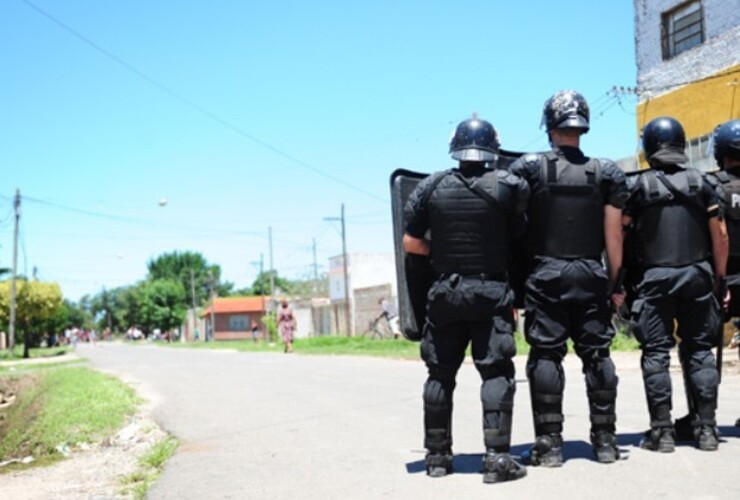 En Ovidio Lagos al 4000 un grupo de jóvenes intrentó vaciar un supermercado, acción que fue impedida por la policía. (Foto: E. Rodríguez Moreno)