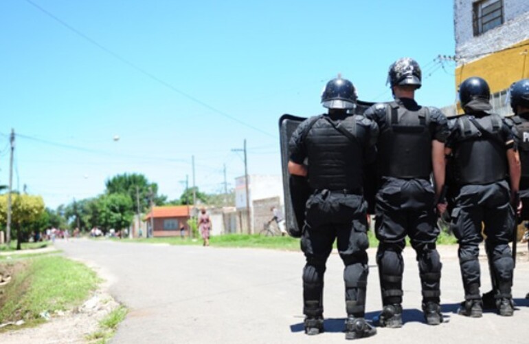 En Ovidio Lagos al 4000 un grupo de jóvenes intrentó vaciar un supermercado, acción que fue impedida por la policía. (Foto: E. Rodríguez Moreno)