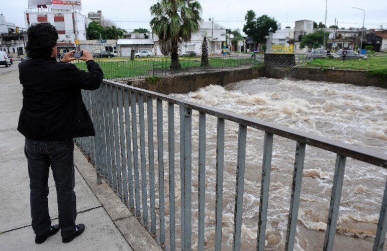 El cuerpo del joven desaparecido fue hallado esta mañana frente al Portal y al parque Alem. (Foto: H.Rio)