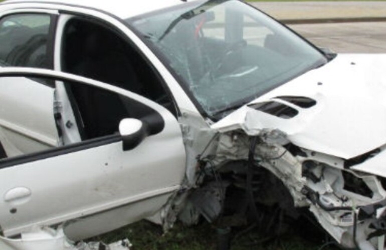 Estampado contra la columna. Así quedó el Peugeot el jueves pasado a la madrugada. (Foto: A. Amaya)