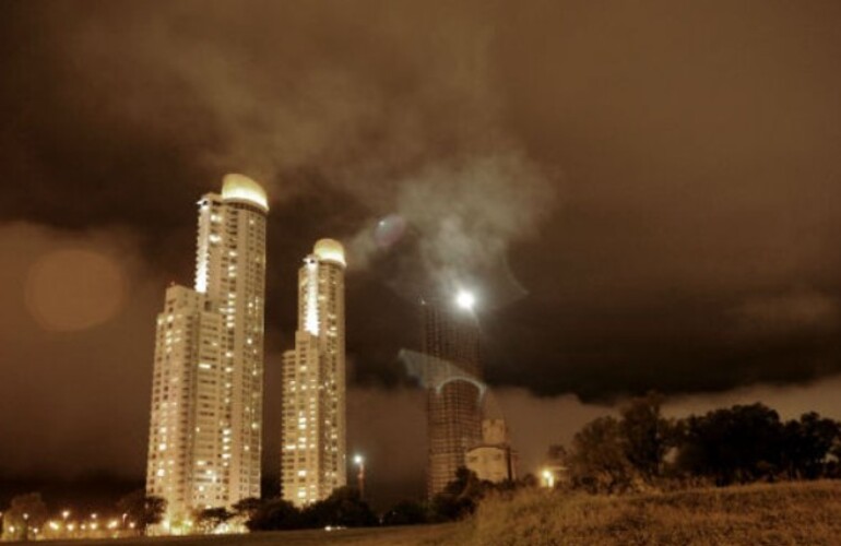Imagen de La sensaci&oacute;n t&eacute;rmica en Rosario super&oacute; los 45 grados y acecha un frente de tormenta