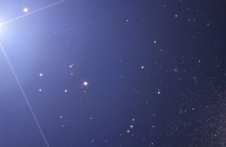 Imagen de Pap&aacute; Noel reparti&oacute; regalos en medio de azul y estrellas