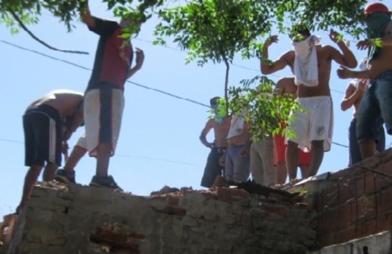 Imagen de Vecinos demolieron búnker de droga en zona sudoeste