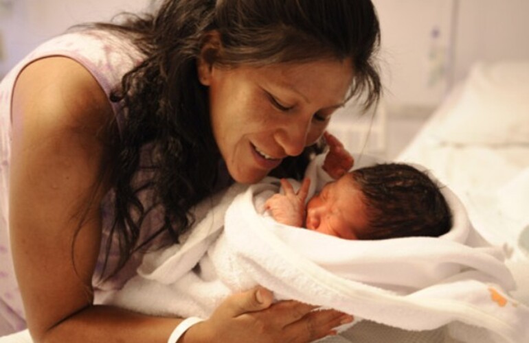 Santino recibe el amor de su feliz mamá Irina. (Foto: C. Mutti Lovera)