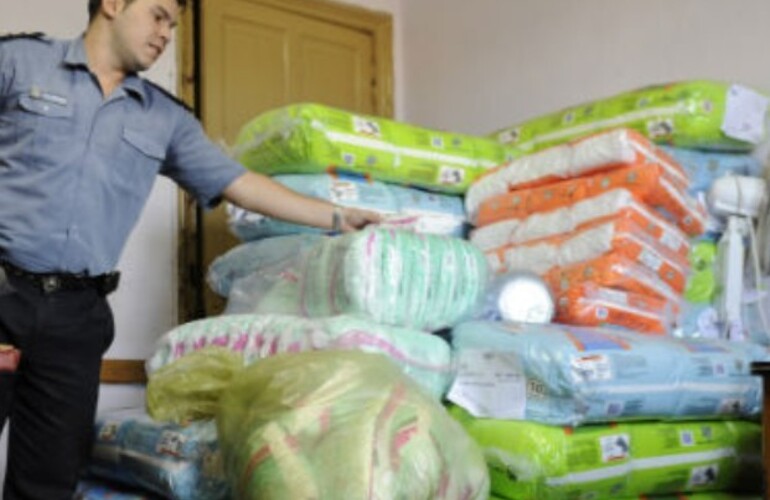 Lospa&ntilde;ales para adultos robados el viernes se apilan en la seccional 9&ordf;. (Foto: M. Sarlo)