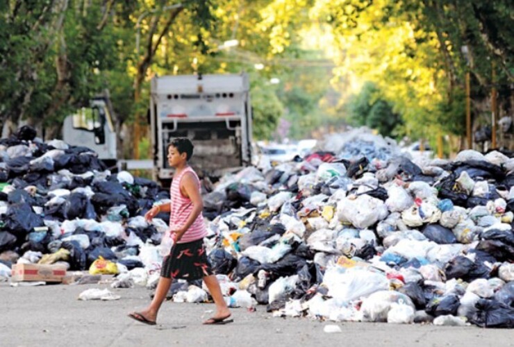 Olor nauseabundo. Una montaña de basura se acumuló frente a la Municipalidad de Baigorria. (foto: Héctor Rio