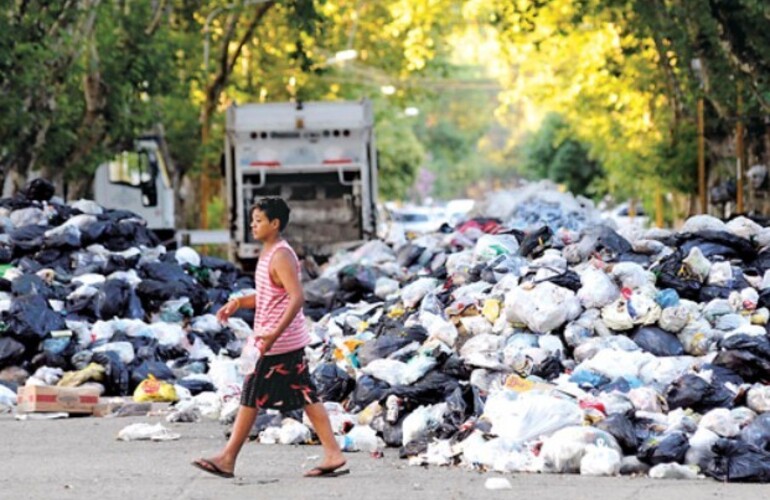 Olor nauseabundo. Una montaña de basura se acumuló frente a la Municipalidad de Baigorria. (foto: Héctor Rio