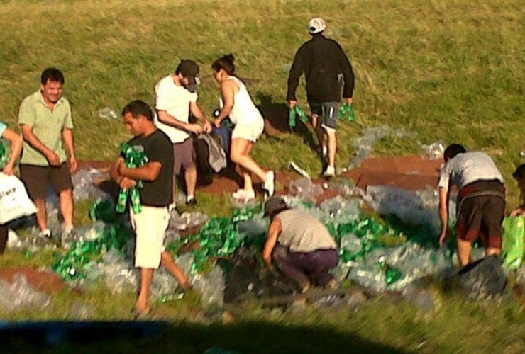 Imagen de Saquearon un camión de bebidas que volcó en la Ruta 2