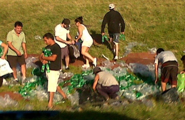 Imagen de Saquearon un camión de bebidas que volcó en la Ruta 2