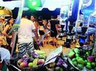 Olas y tragos. Noche tras noche, los argentinos se juntan en la playa de Canasvieiras y toman fernet para sentirse como en casa. /JOSE ALMEIDA, ENVIADO ESPECIAL