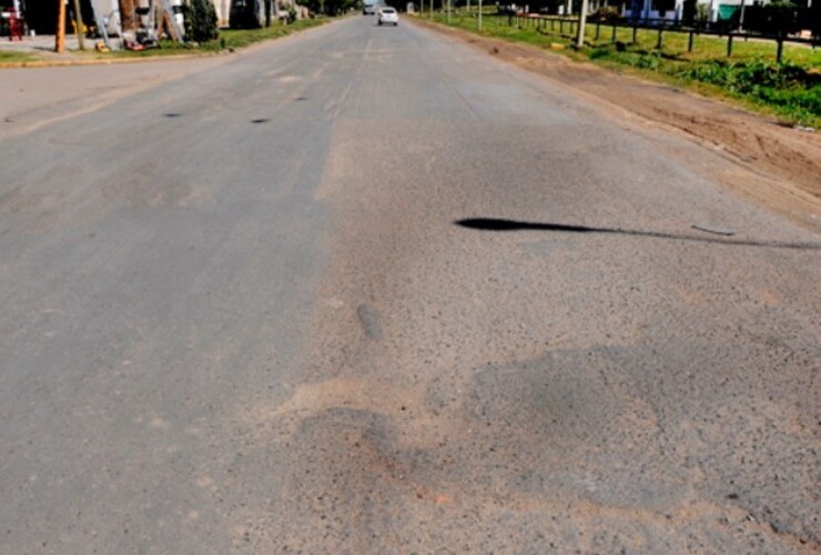 Ruta desgranada. El incesante paso de camiones deterioró el camino, hoy desparejo y con banquinas descalzadas