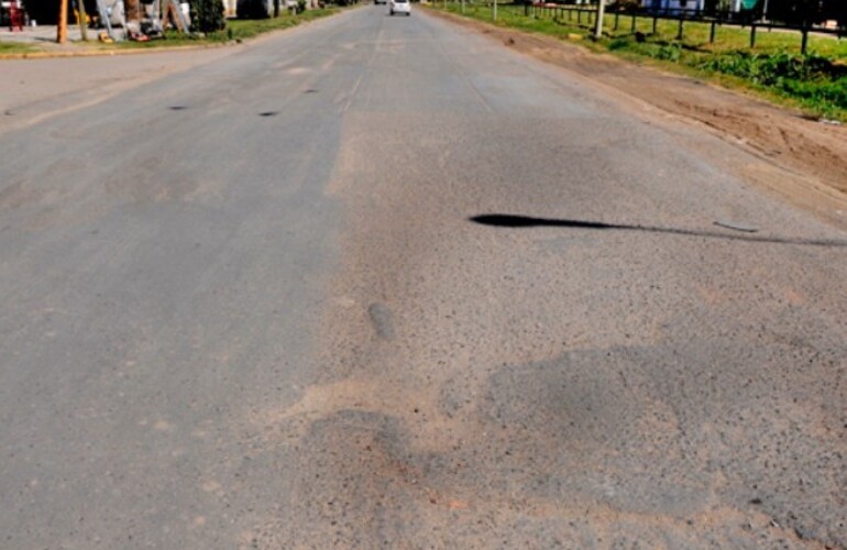 Ruta desgranada. El incesante paso de camiones deterioró el camino, hoy desparejo y con banquinas descalzadas