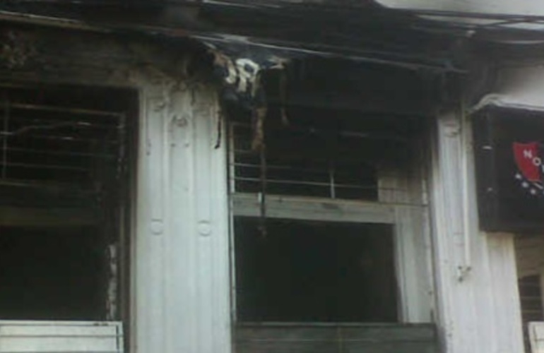 El frente de la tienda del club del Parque con los efectos de las llamas.