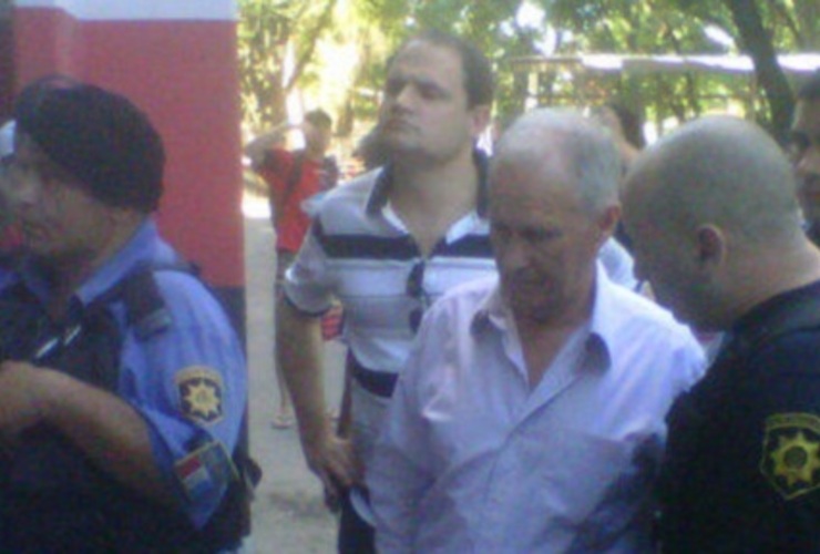 Lamberto en la zona de los parrilleros de Newell's, antes de resolver la suspensión (rosario3.com)