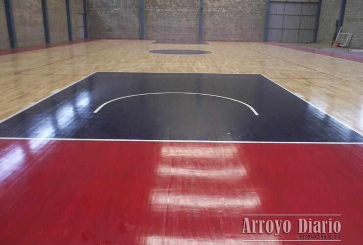 Imagen de Talleres ya tiene la cancha con piso de madera