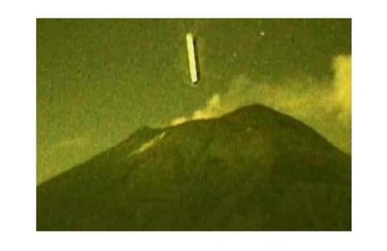 Imagen de Increíble: Ovni entrando en volcán