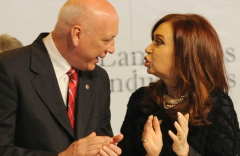 El gobierno santafesino reclama por "convenios que tienen por objeto cubrir las cajas no transferidas a la Nación". El gobierno santafesino reclama por "convenios que tienen por objeto cubrir las cajas no transferidas a la Nación".