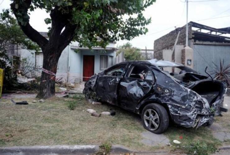 Imagen de Un hombre murió al incrustarse con su coche en una casa de Bernal
