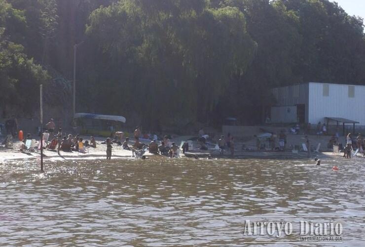 Mucha gente de Arroyo Seco optó por el río para pasar el calor del fin de semana