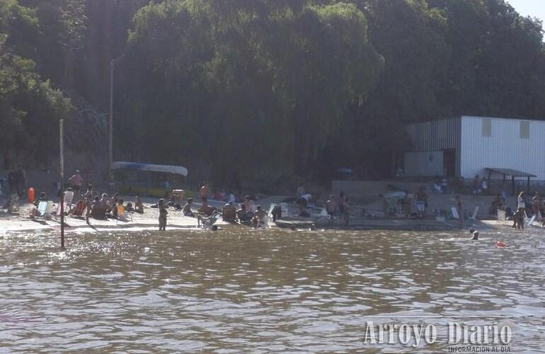 Mucha gente de Arroyo Seco optó por el río para pasar el calor del fin de semana