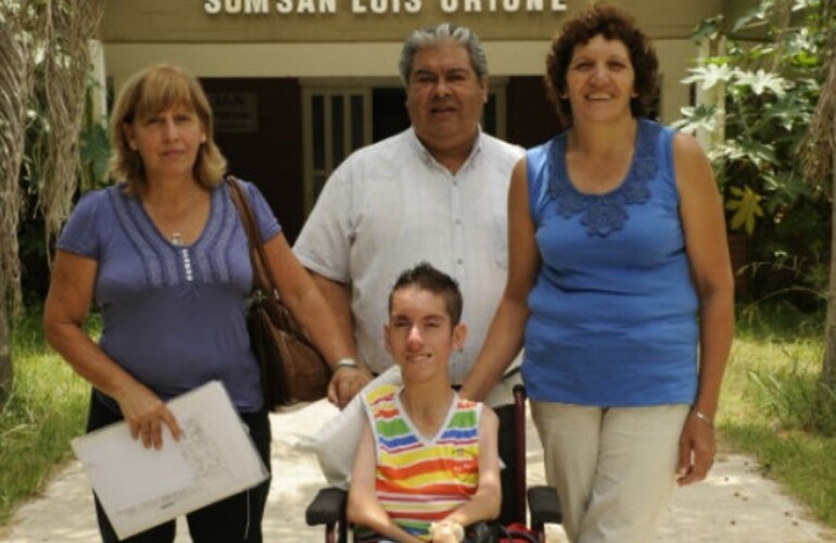 En familia. José junto a la familia que formó en el hogar Don Orione.