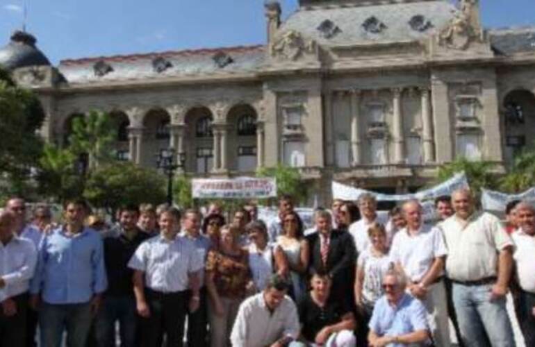 Los intendentes y presidentes comunales en el frente de la Casa Gris. (Télam)