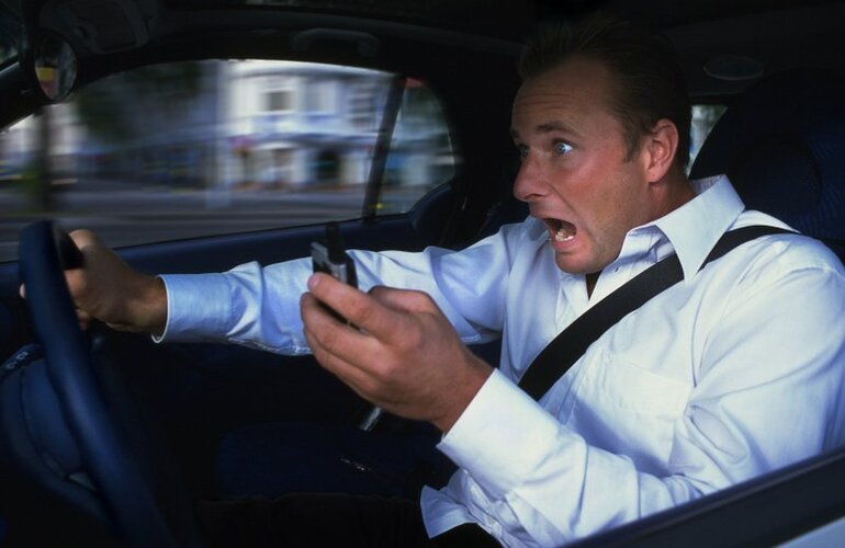 Imagen de Hay que conducir con las dos manos: multan a quienes hablan por celular