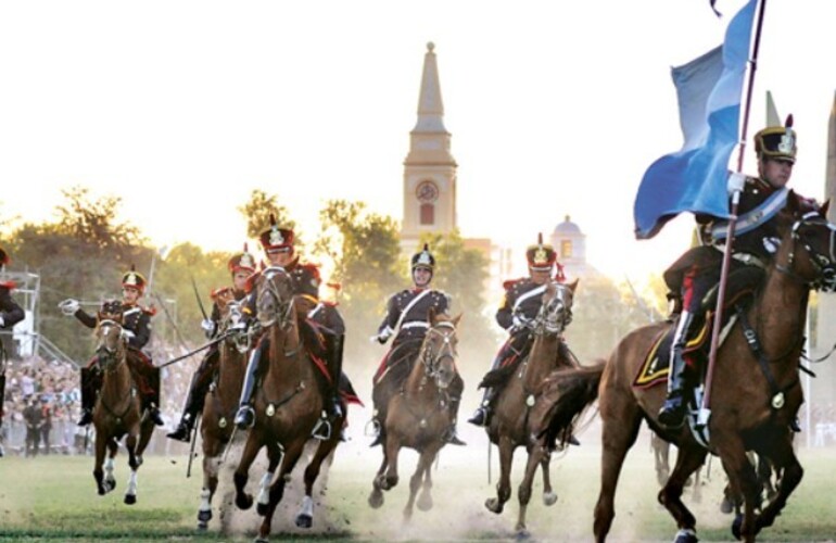 A la carga. Granaderos a caballo representaron la batalla.