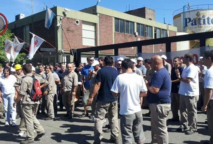 Empleados reunidos en la planta de Patito, en Uriburu al 3300, Rosario