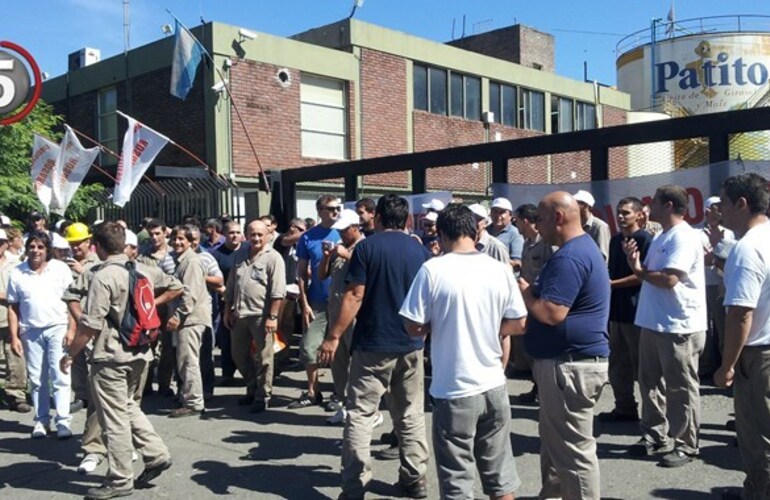 Empleados reunidos en la planta de Patito, en Uriburu al 3300, Rosario