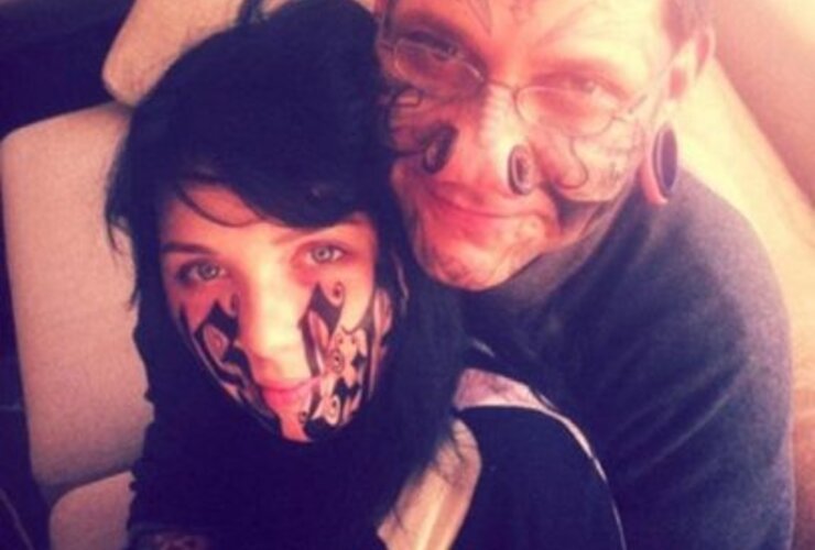 Imagen de Se tatuó en la cara el nombre de su novio el día en que lo conoció