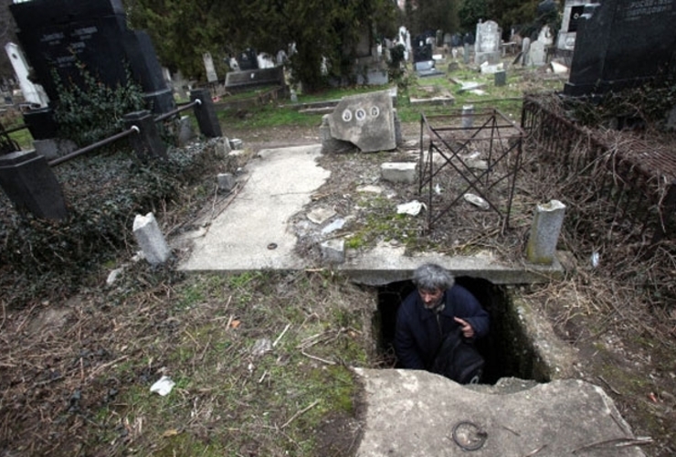 Imagen de Casa de terror: vive hace 15 años en una tumba