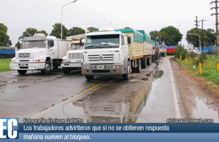 Imagen de Trabajadores de la Uocra bloquean el ingreso a agroexportadora Dreyfus