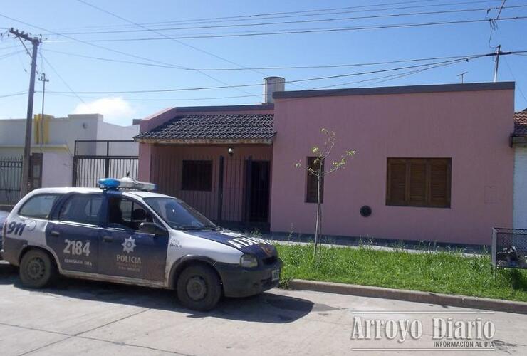 El VW Bora fue sustraído de la puerta de la casa. Foto Archivo AD