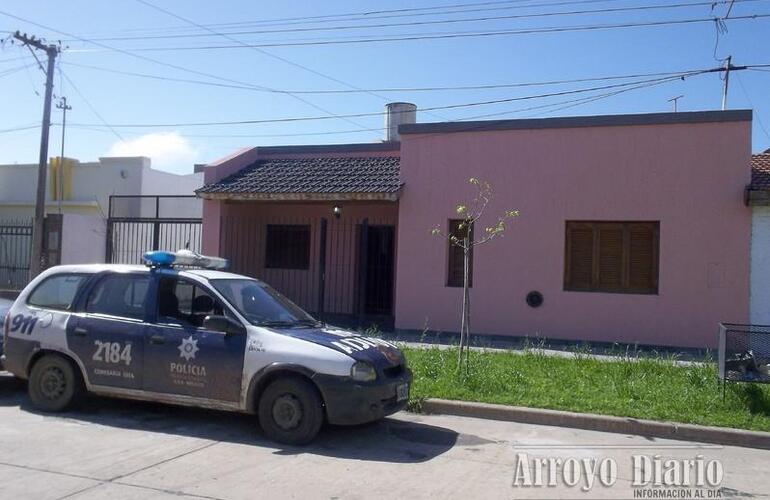 El VW Bora fue sustraído de la puerta de la casa. Foto Archivo AD