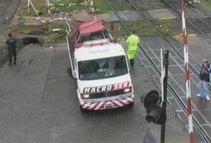 En el lugar del accidente, la policía montó un operativo para remover la auto siniestrado. Foto: Imagen de TV / TN
