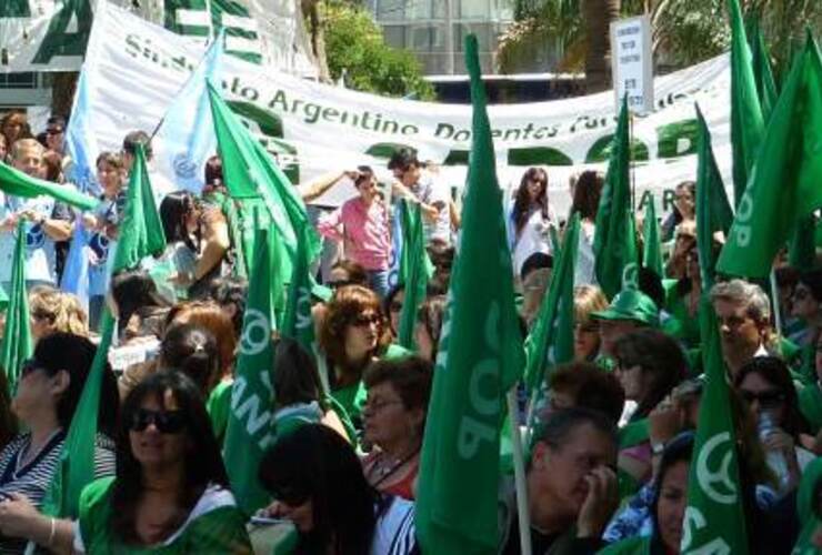 Escuelas públicas y privadas no abrieron sus puertas este lunes.