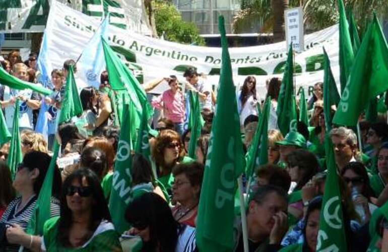 Escuelas públicas y privadas no abrieron sus puertas este lunes.