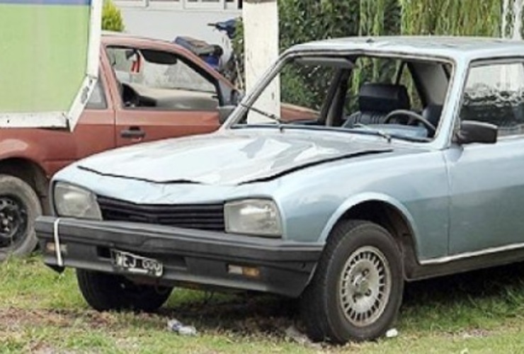 El Peugeot 504 en el que el periodista protagonizó el trágico episodio. (Télam)