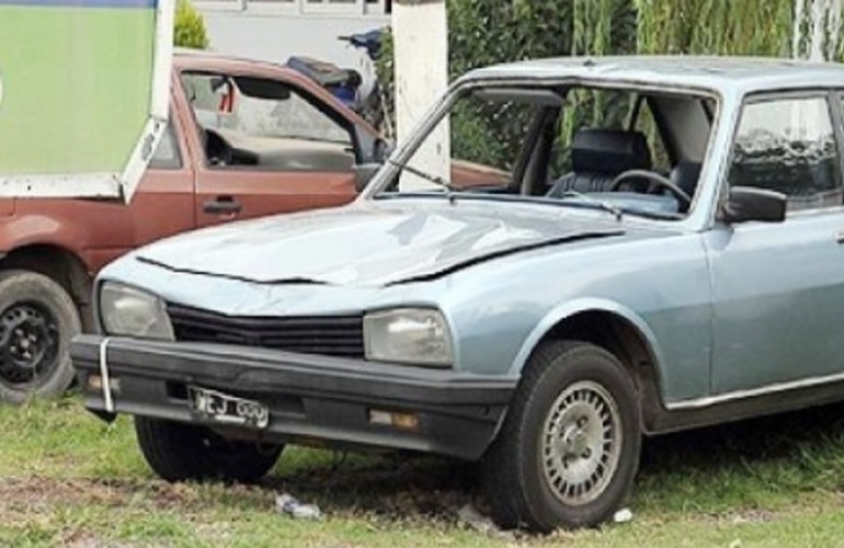 El Peugeot 504 en el que el periodista protagonizó el trágico episodio. (Télam)